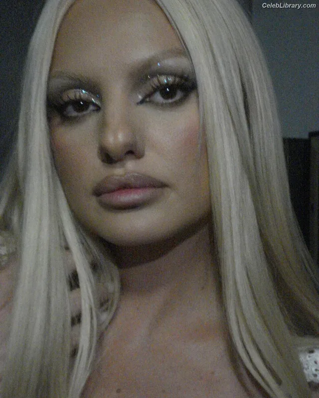 Alexandra Stan photo 18 of 1532
