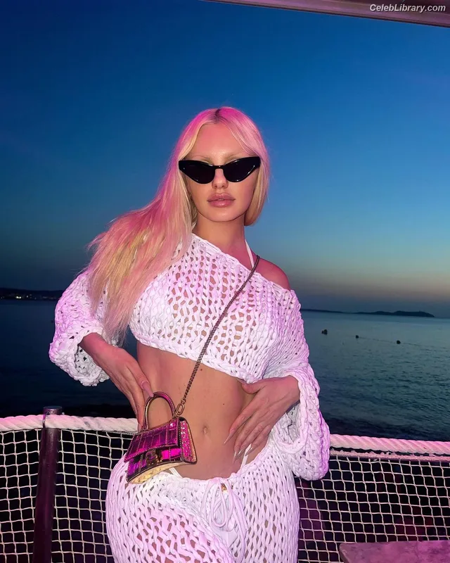 Alexandra Stan photo 13 of 1532