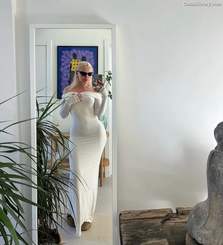 Alexandra Stan photo 22 of 1532