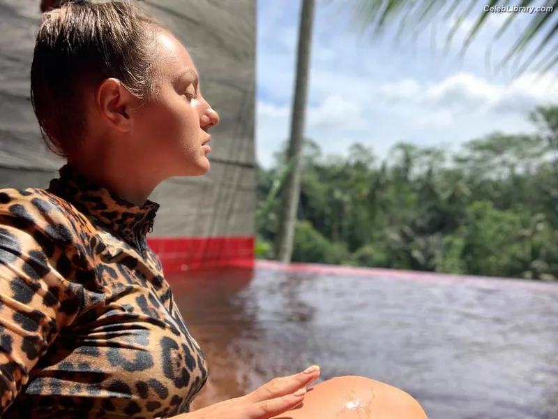 Alexandra Stan photo 4 of 1532
