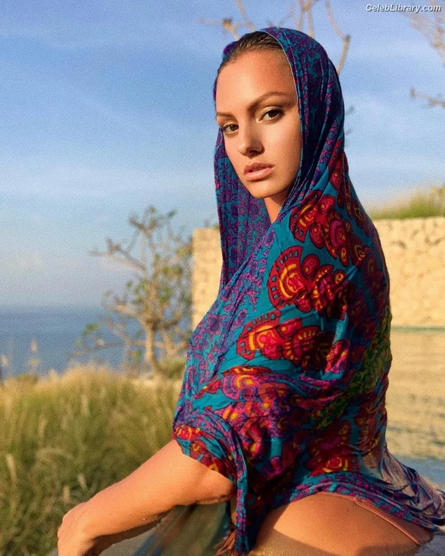 Alexandra Stan photo 2 of 1532