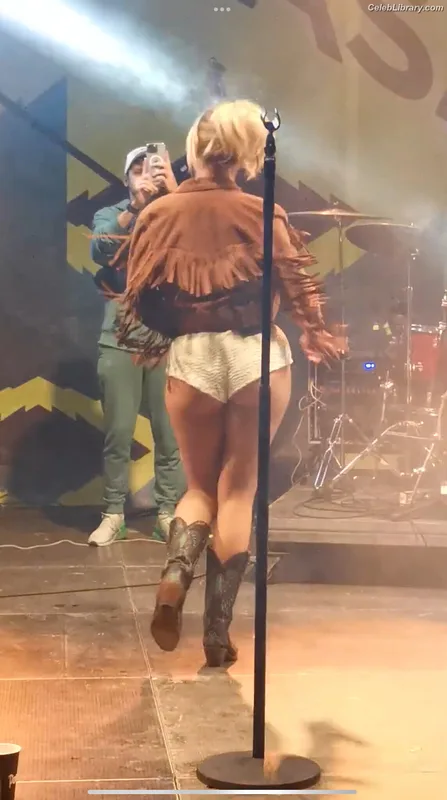 Alexandra Stan photo 2 of 1532