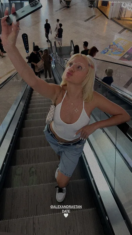 Alexandra Stan photo 20 of 1532