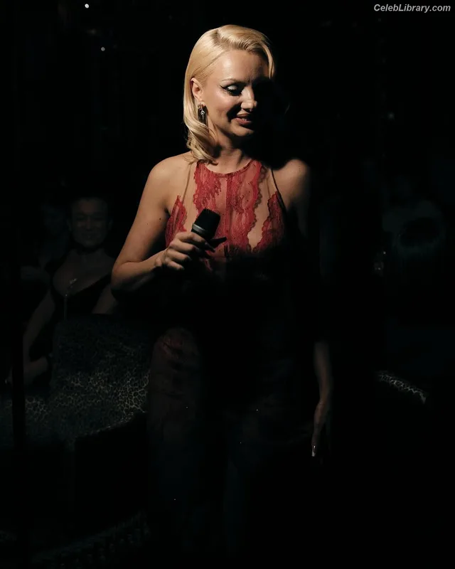 Alexandra Stan photo 2 of 1532