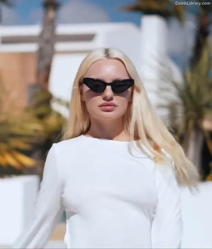 Alexandra Stan photo 7 of 1532