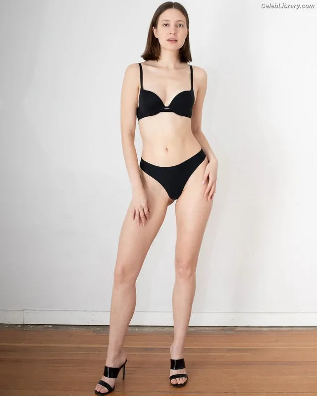 Alexia Fast photo 6 of 60