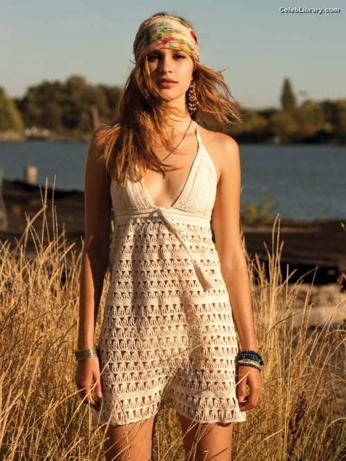 Alexia Fast photo 20 of 60