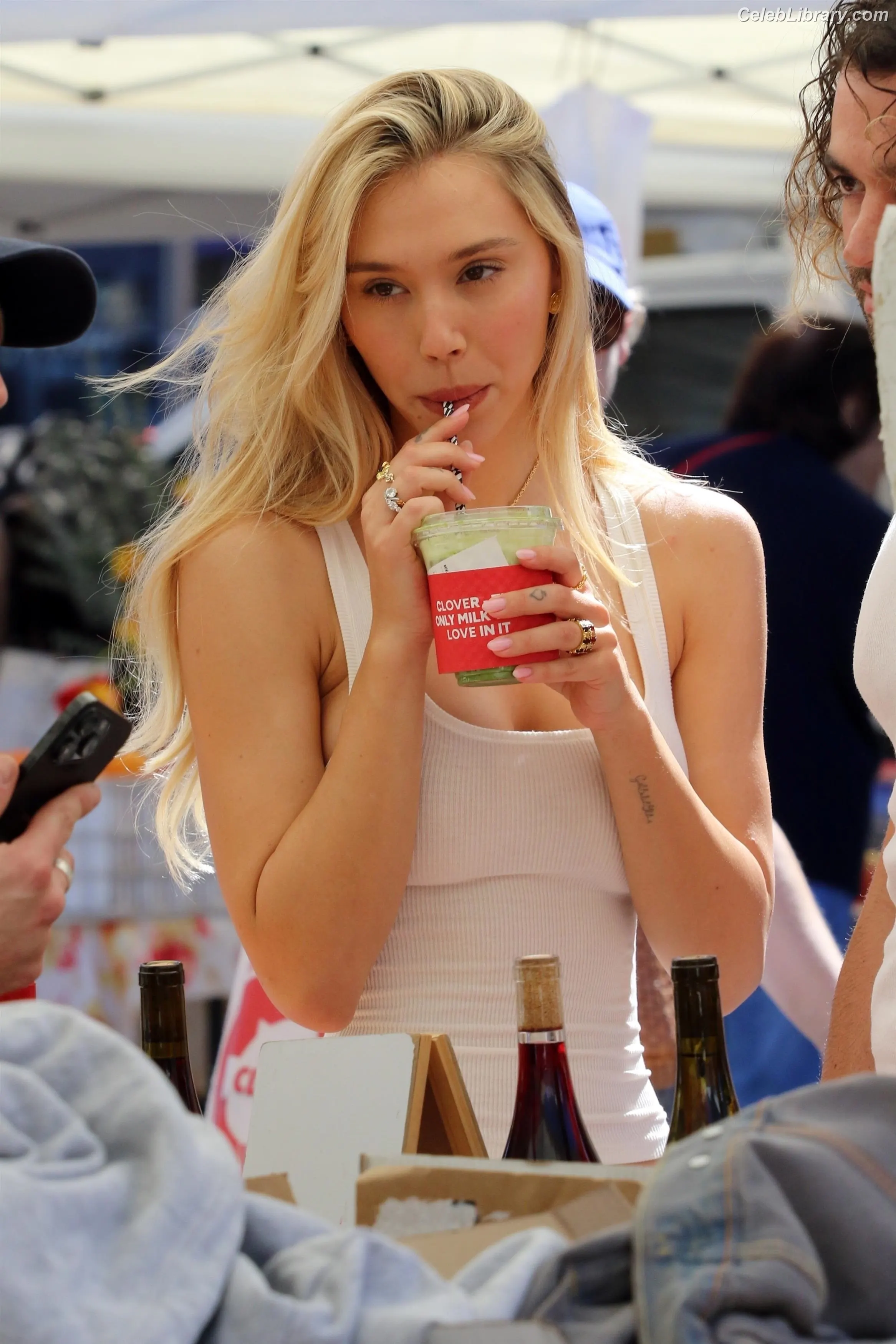 Alexis Ren photo 16 of 1133