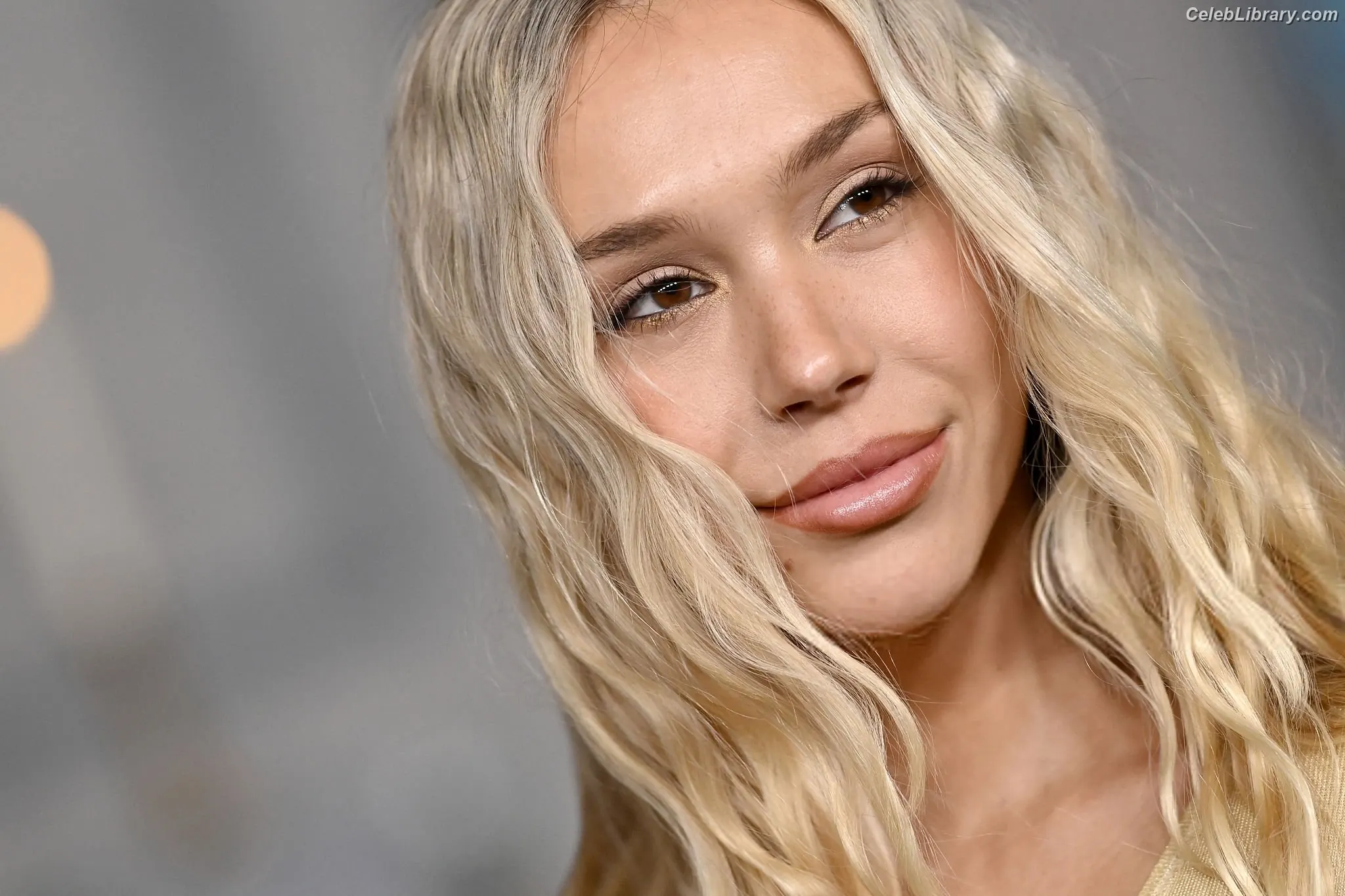 Alexis Ren photo 11 of 1133