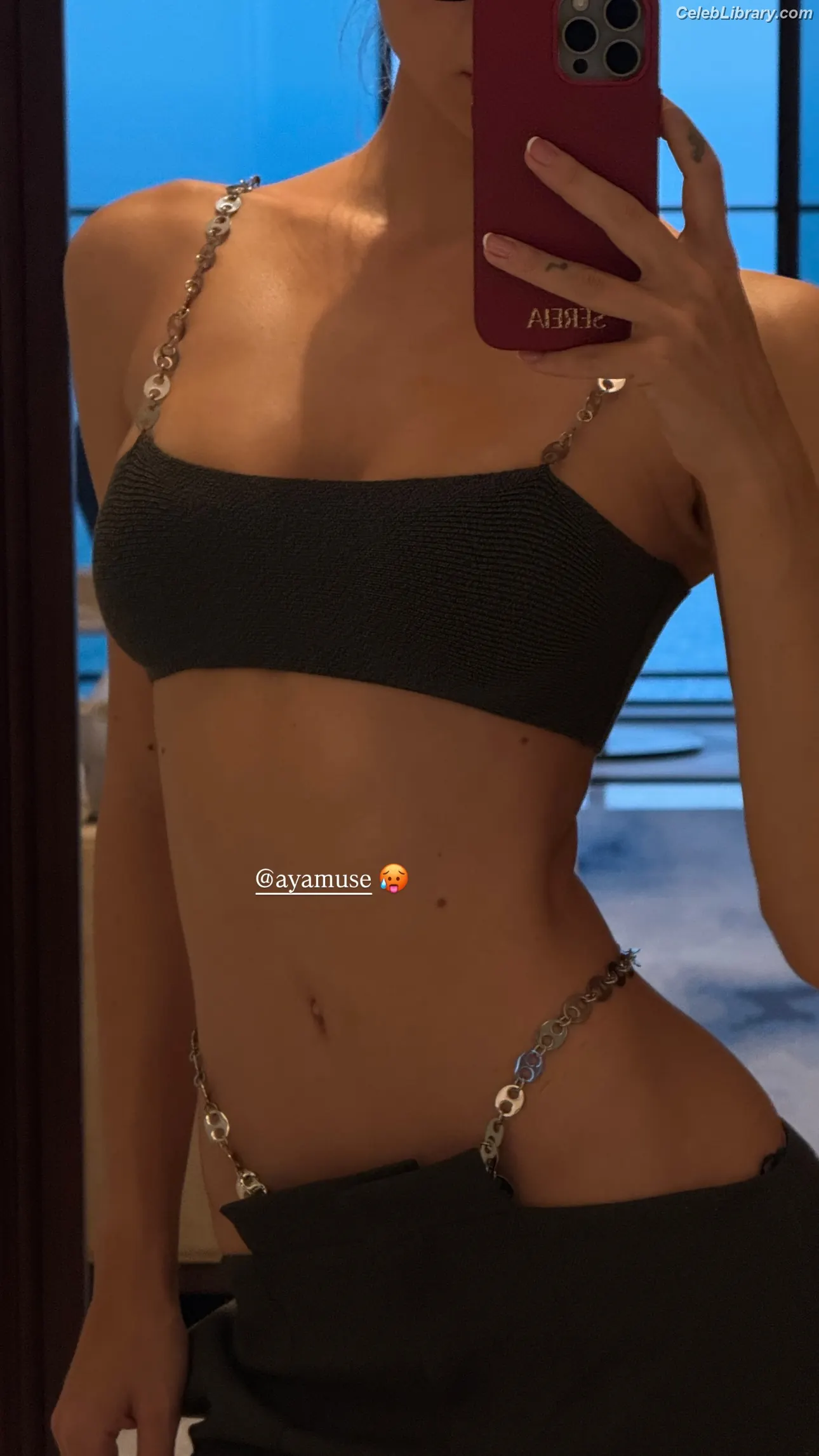 Alexis Ren photo 6 of 1133