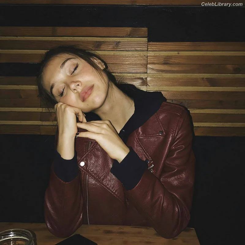Alexis Ren photo 3 of 1134