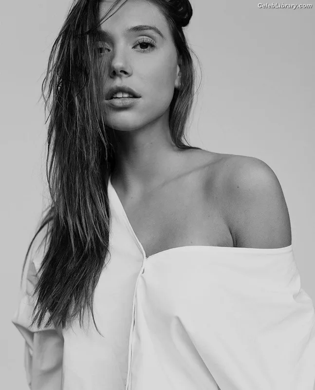Alexis Ren photo 1 of 1134