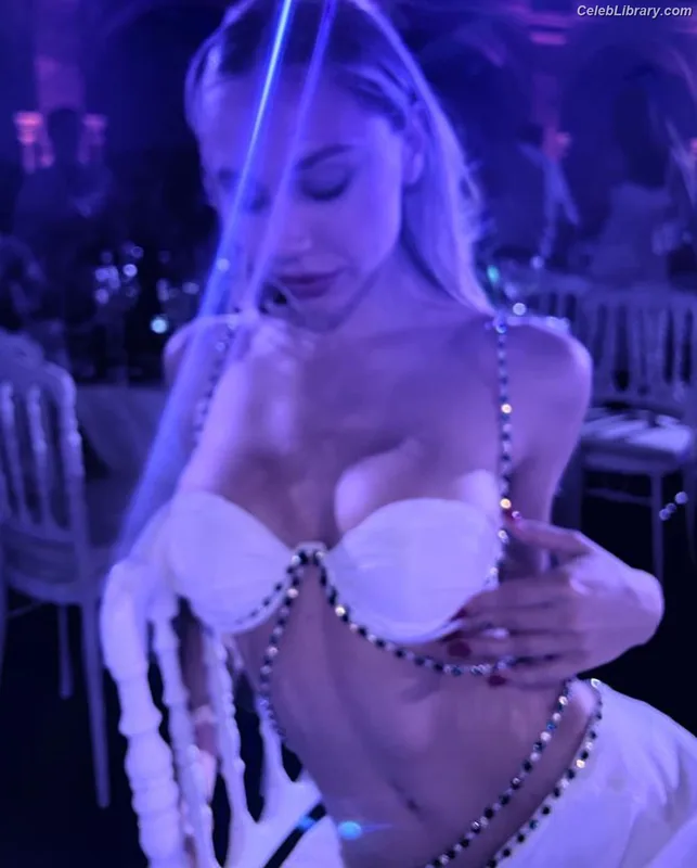 Alexis Ren photo 3 of 1134