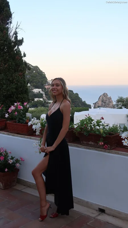 Alexis Ren photo 5 of 1134