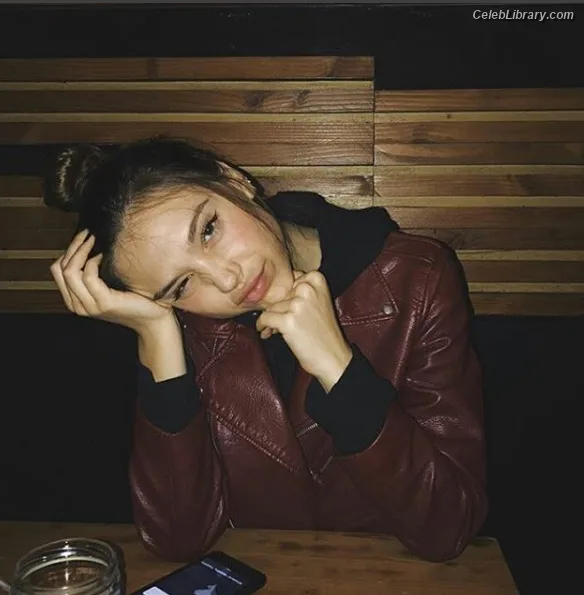 Alexis Ren photo 11 of 1134