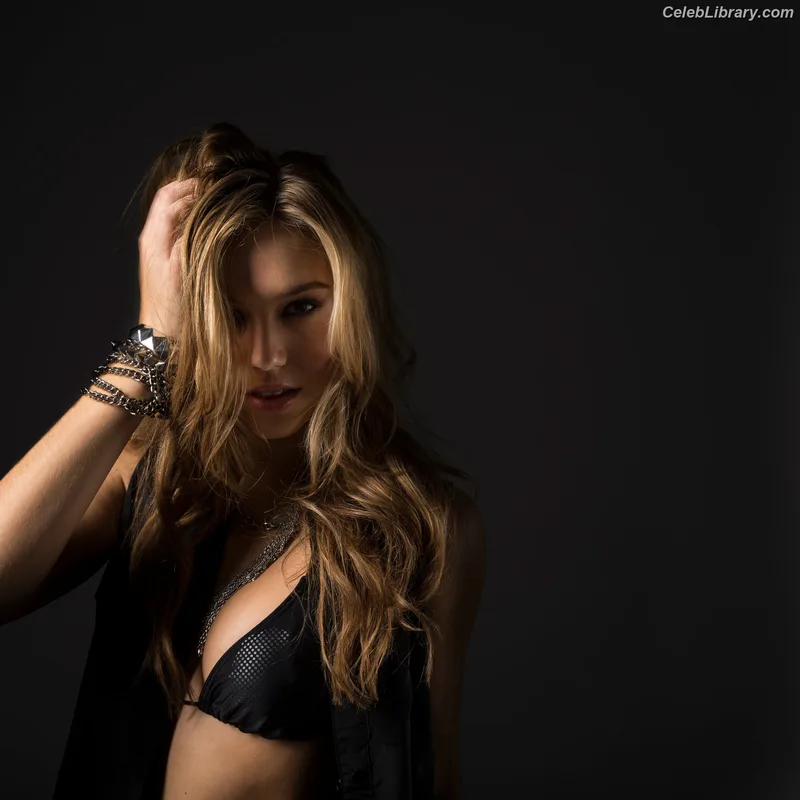 Alexis Ren photo 1 of 1134
