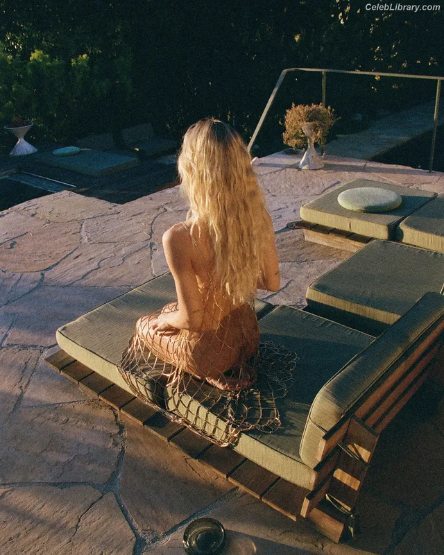 Alexis Ren photo 12 of 1134
