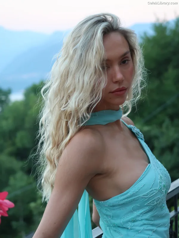 Alexis Ren photo 5 of 1134