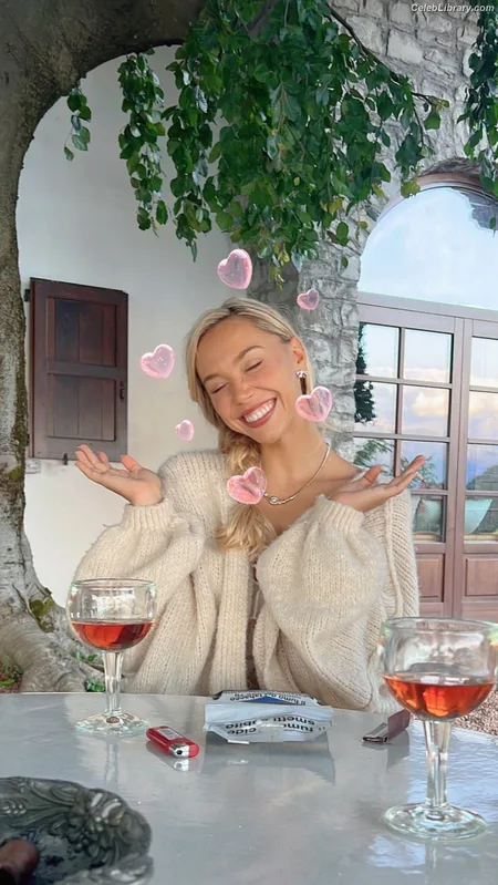 Alexis Ren photo 24 of 1134