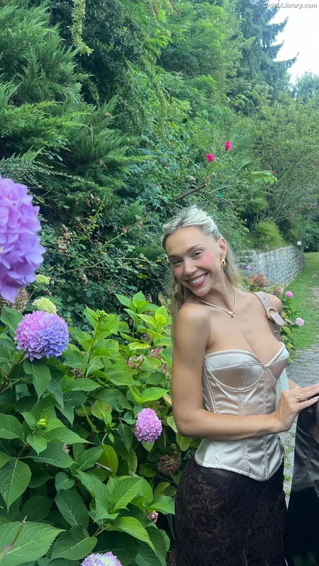 Alexis Ren photo 11 of 1134