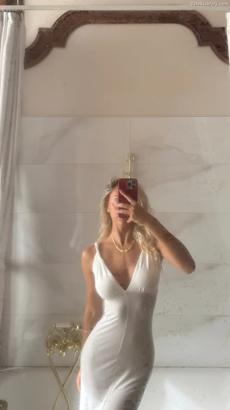 Alexis Ren photo 21 of 1134