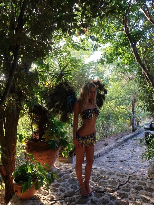 Alexis Ren photo 6 of 1134
