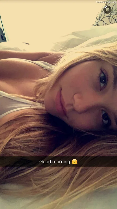 Alexis Ren photo 3 of 1134