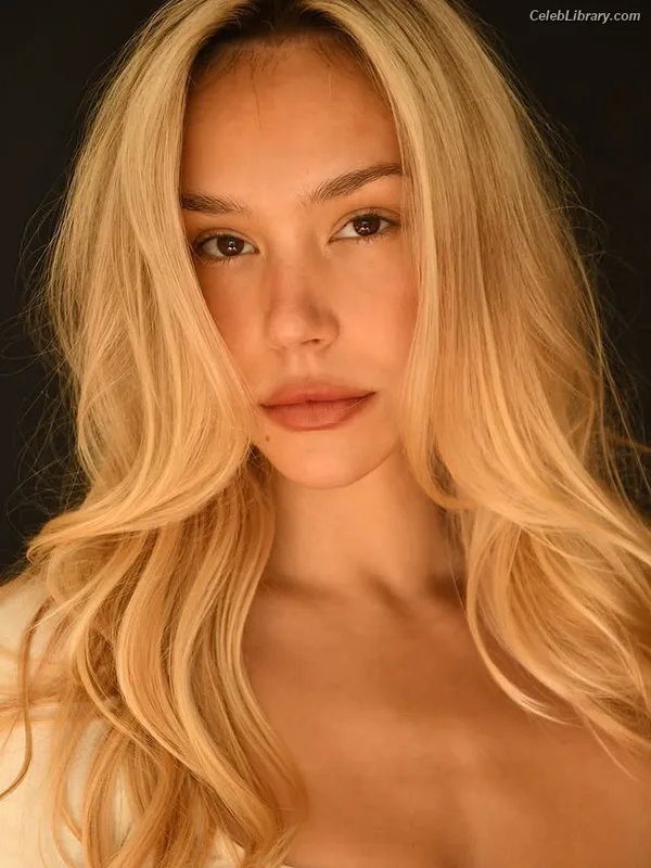 Alexis Ren photo 6 of 1134