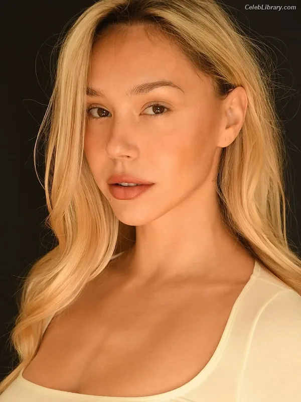 Alexis Ren photo 7 of 1134
