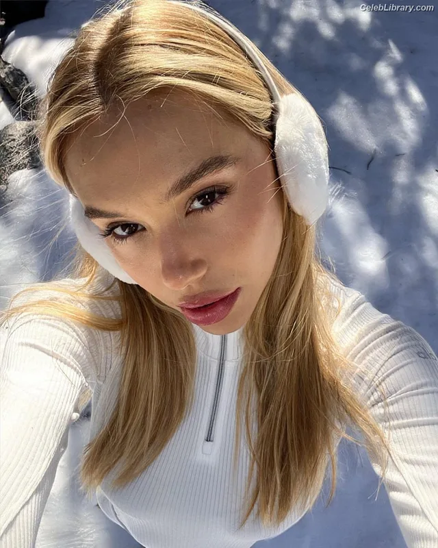 Alexis Ren photo 23 of 1134