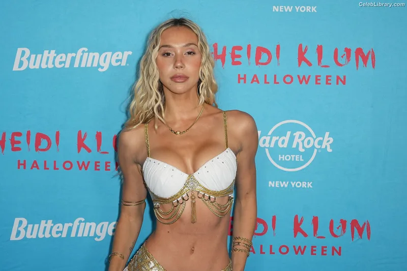 Alexis Ren photo 22 of 1134