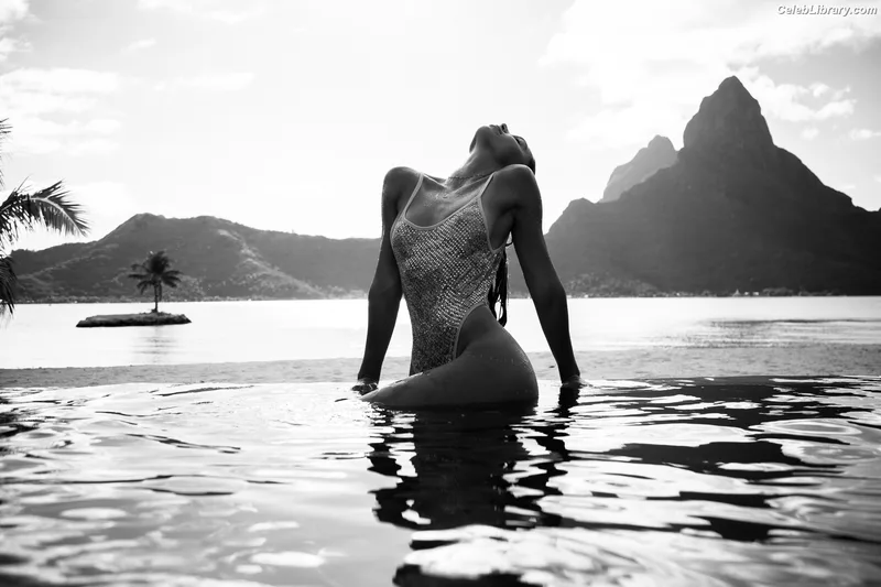Alexis Ren photo 9 of 1134