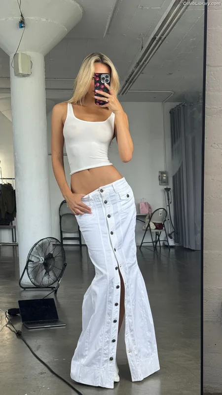 Alexis Ren photo 21 of 1134