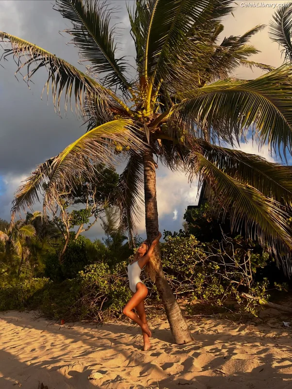 Alexis Ren photo 24 of 1134