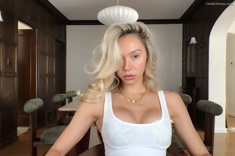 Alexis Ren photo 22 of 1134