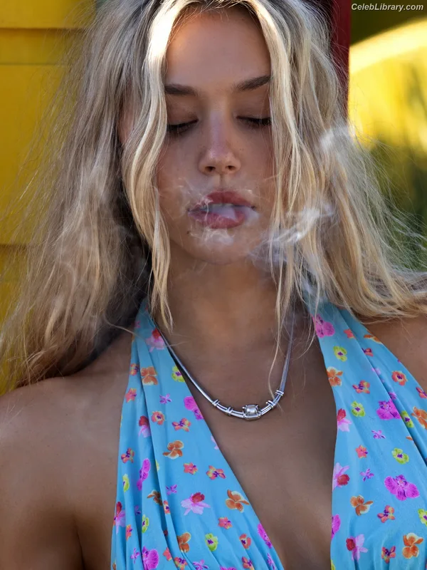Alexis Ren photo 3 of 1134