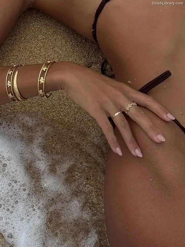 Alexis Ren photo 14 of 1134