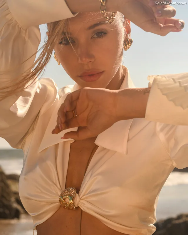 Alexis Ren photo 17 of 1134