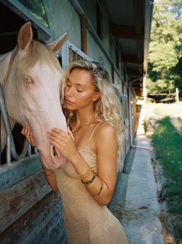 Alexis Ren photo 4 of 1134