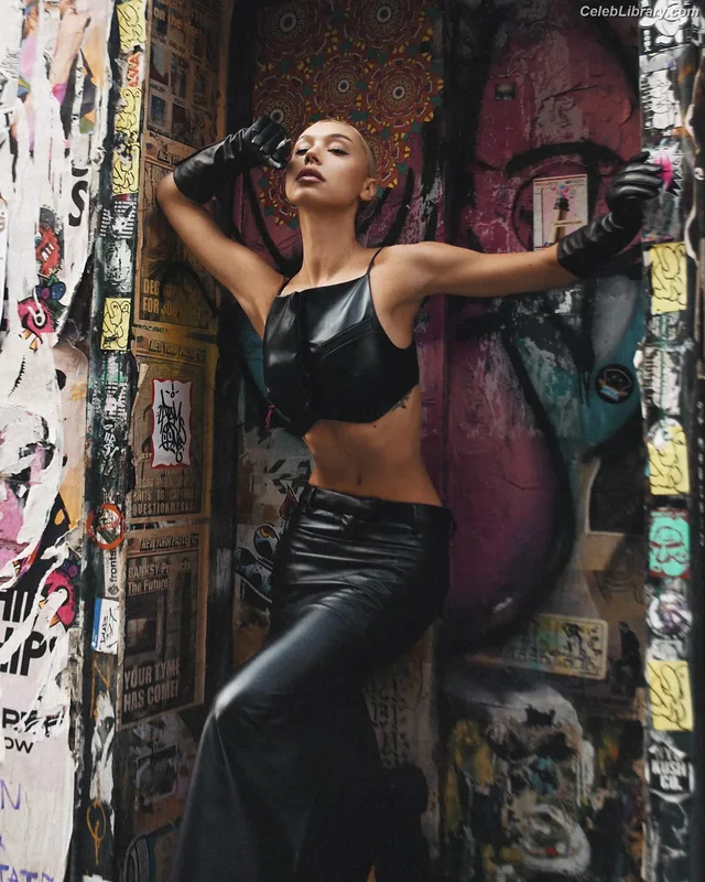 Alexis Ren photo 22 of 1134