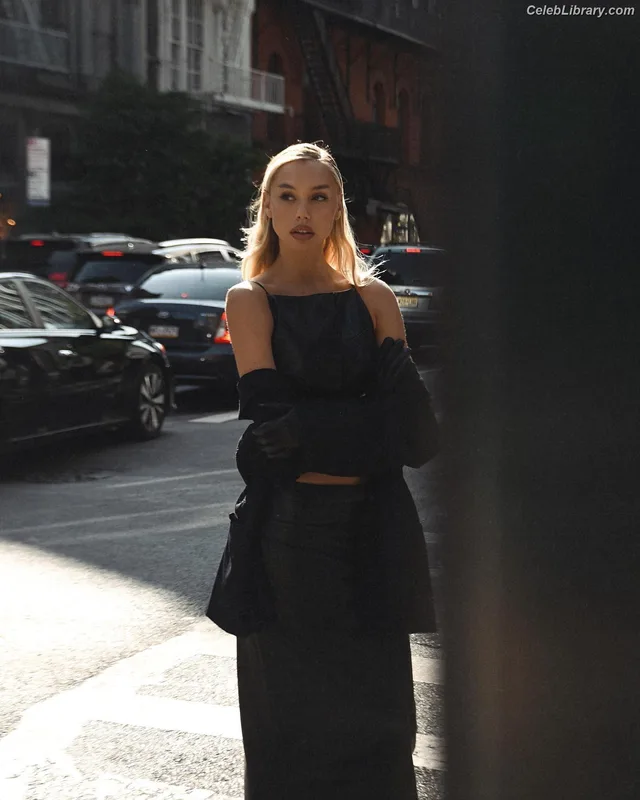 Alexis Ren photo 24 of 1134