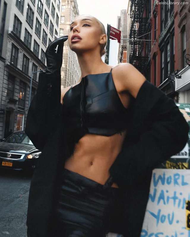Alexis Ren photo 1 of 1134