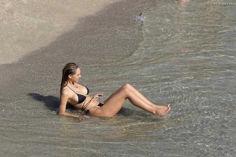 Alexis Ren photo 23 of 1134