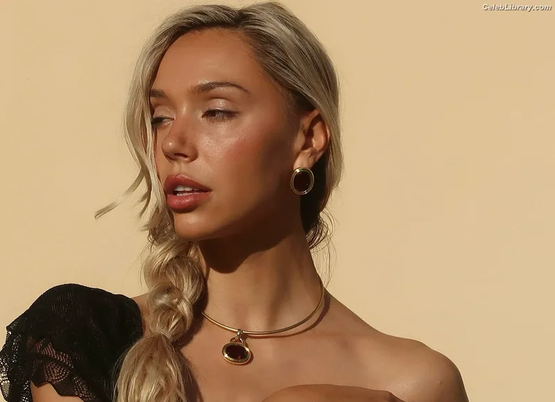 Alexis Ren photo 5 of 1134