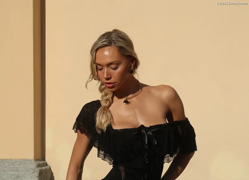 Alexis Ren photo 6 of 1134