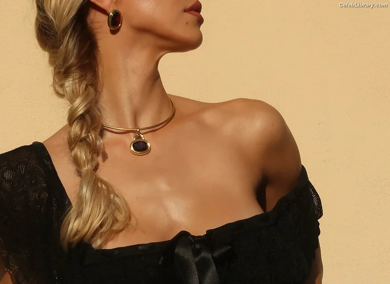 Alexis Ren photo 7 of 1134