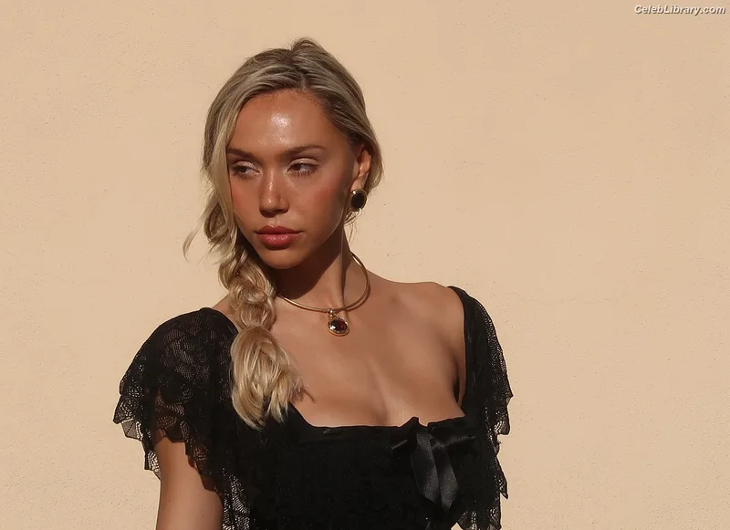 Alexis Ren photo 8 of 1134