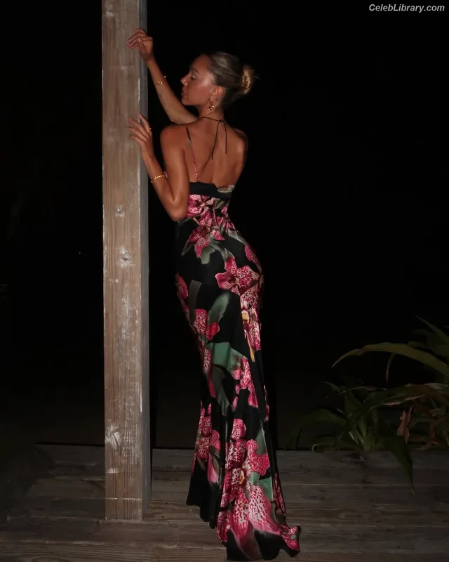 Alexis Ren photo 5 of 1134