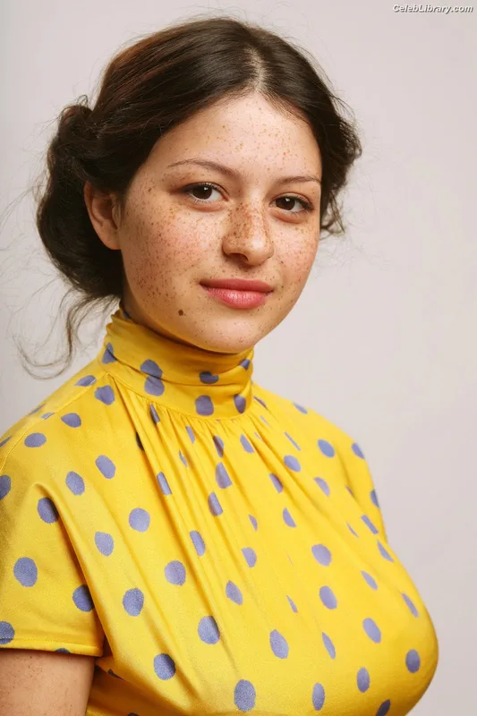Alia Shawkat photo 2 of 19