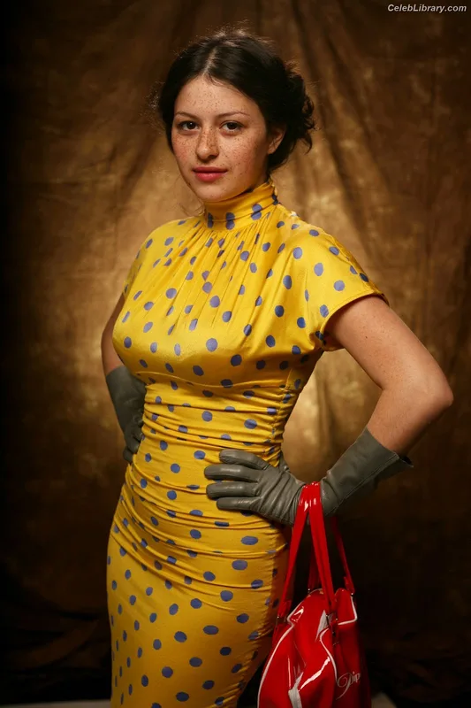Alia Shawkat photo 3 of 19